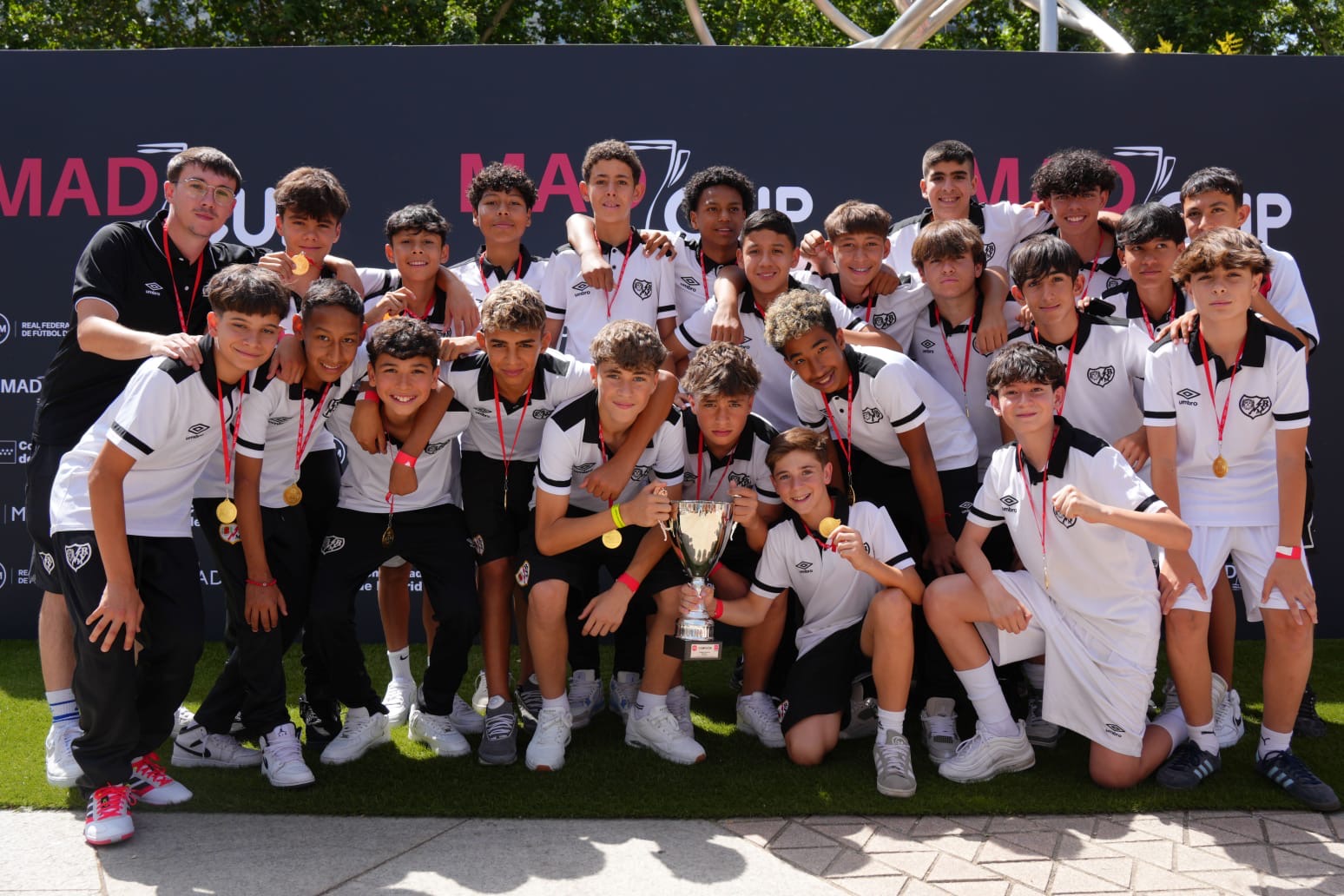 Lee más sobre el artículo Reconocimiento al esfuerzo y la excelencia: ¡Premiados nuestros equipos Cadete y Juvenil por la RFFM!